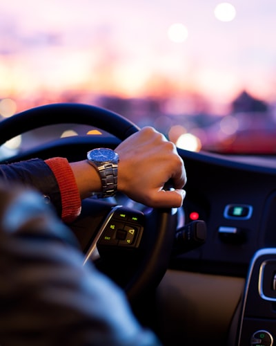 Водій допомагає пасажиру